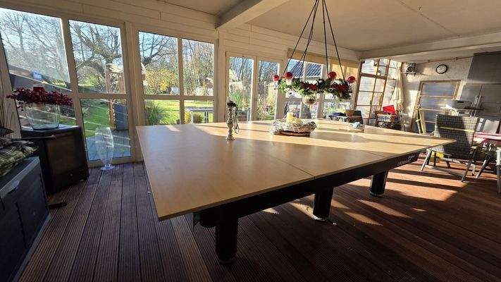 Wintergarten mit Sitzbereich und Buffet