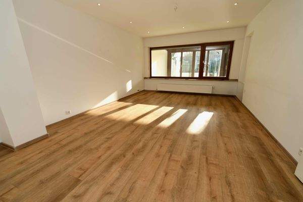 Wohnzimmer mit Blick in den Wintergarten