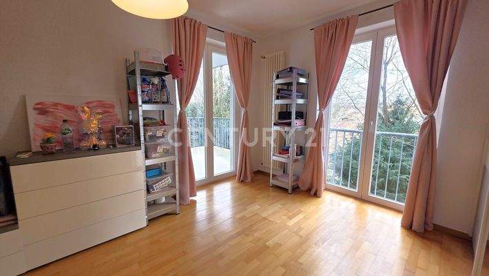 Schafzimmer ebenso mit Zugang zum Balkon