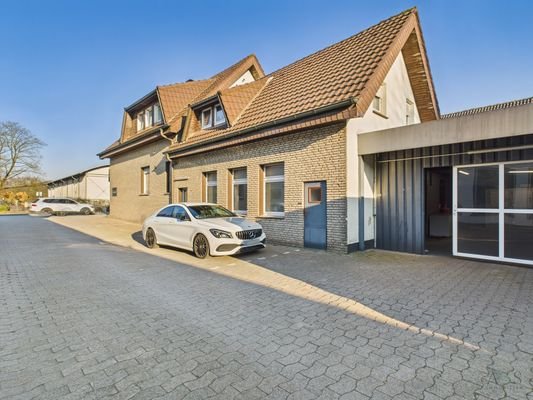 Zufahrt-Halle-Gewerbe