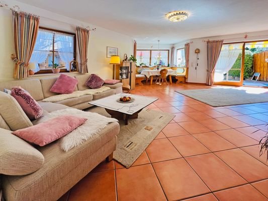Großzügiges Wohnzimmer mit Erker und Holzkamin