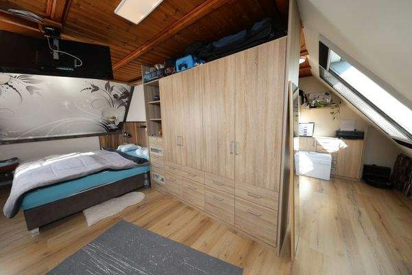 Elternschlafzimmer (Einbauschrank als Raumteiler)