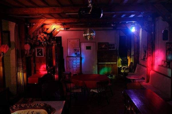 Aufenthaltsraum mit Diskolicht