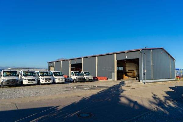 Ansicht Gebäude und Freifläche