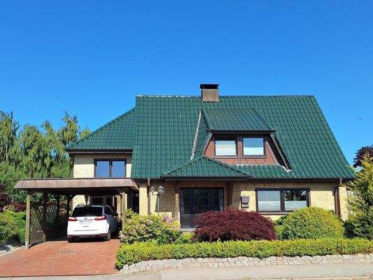 Schmuckes Einfamilienhaus mit Carport