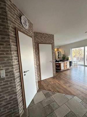 Vorne Tür Speisekammer
Hinten zur Diele