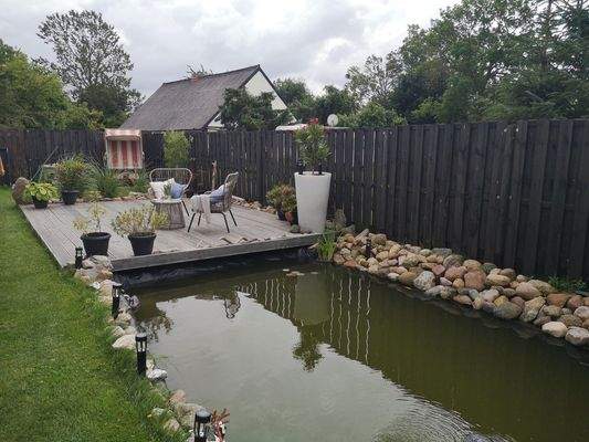 Außenanlage mit Teich