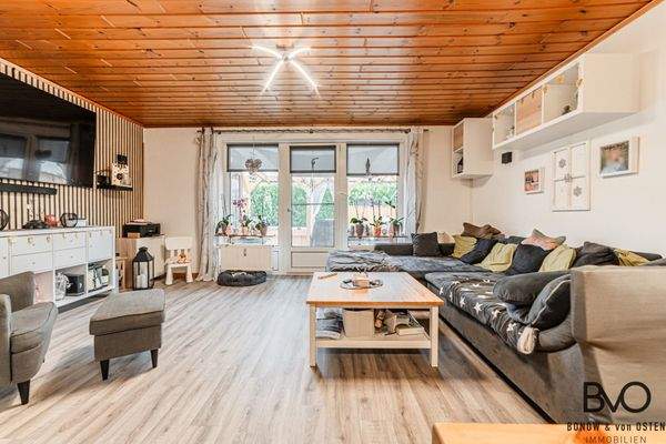 Wohnbereich mit Zugang zur Terrasse und Gartenblick