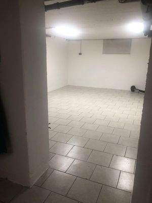 helle geflieste Kellerräume