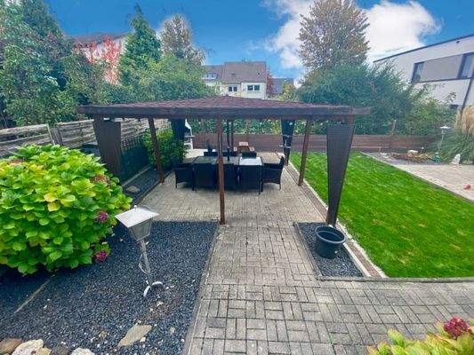 23/ ... schon betritt man vom Wintergarten die Terrasse.