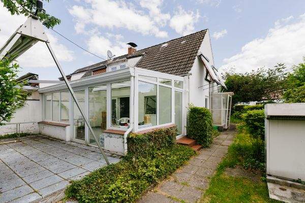 Außenansicht Gartenseite mit Wintergarten