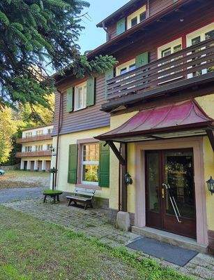 Hauptgebäude &amp; Nebemgebäude.jpg