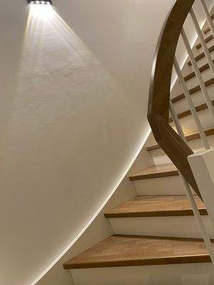 Treppenhaus mit Vollholztreppe & Abstellraum