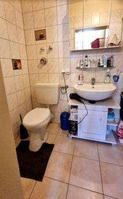 Bad 2 mit Dusche, Waschbecken & WC.jpg