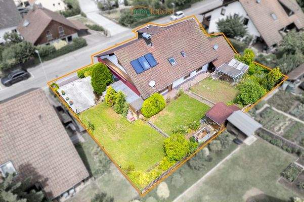 Der großzügige Garten von oben