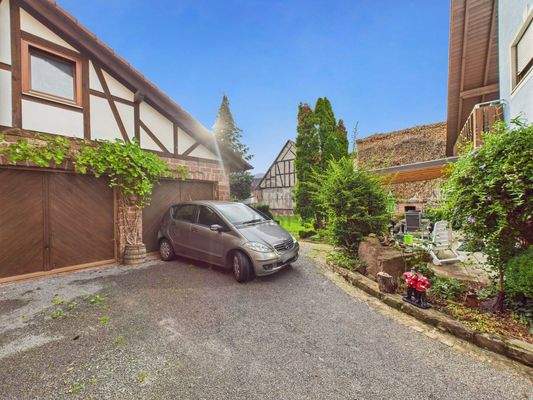 Hinterer Hof mit zwei Garagen und Nutzfläche über der Garage