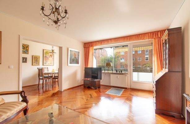 Wohnzimmer mit Blick in das Esszimmer