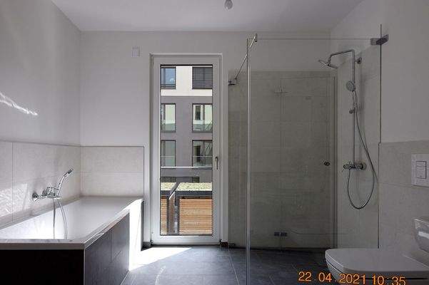 Bad mit Wanne und Dusche