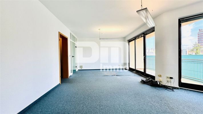 Wohnzimmer / Esszimmer / Zugang Balkon / Küche