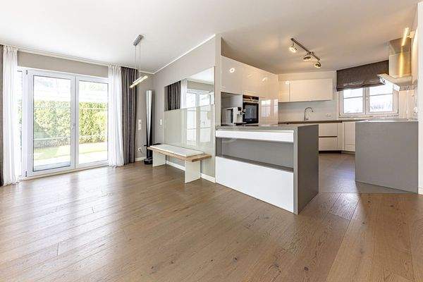 Essbereich mit Blick in die Küche