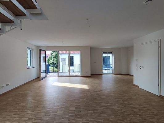 offener Wohnbereich/Küche mit Balkon