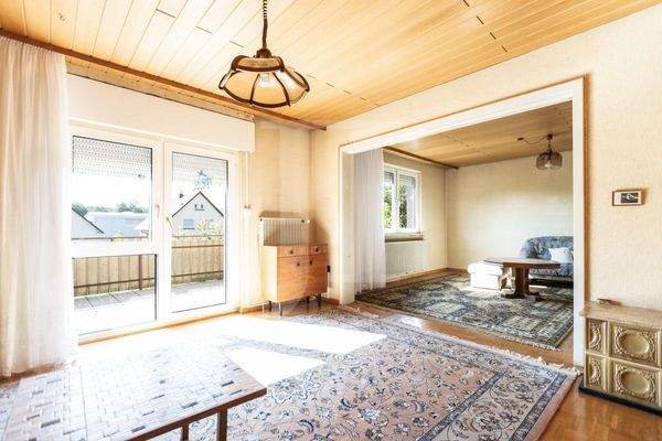 Heller Wohn- und Essbereich im Erdgeschoss