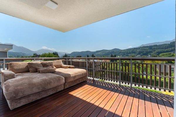 Einladender, überdachter Balkon