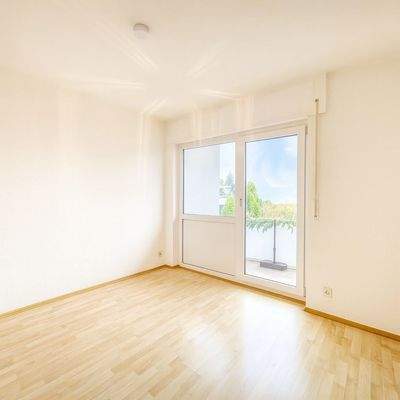 Helles Schlafzimmer im OG mit Balkonzugang