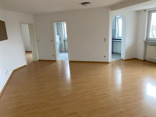 Wohnzimmer Richtung Küche, Bad, Schlafzimmer.jpg