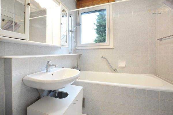 Badezimmer mit Fenster