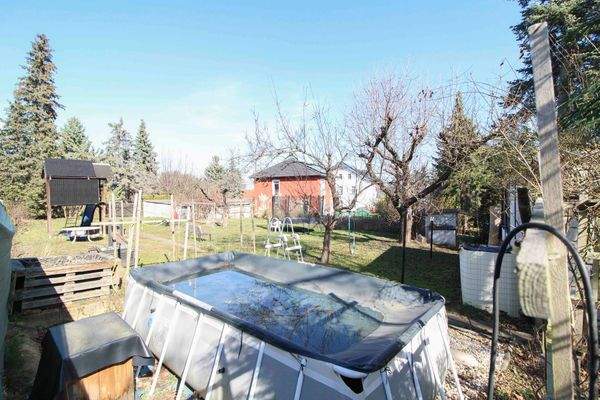 Grundstück mit Blick zur Straße