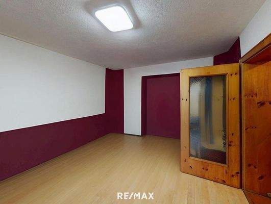 Landeck - Haus - Zimmer Dunkelrot