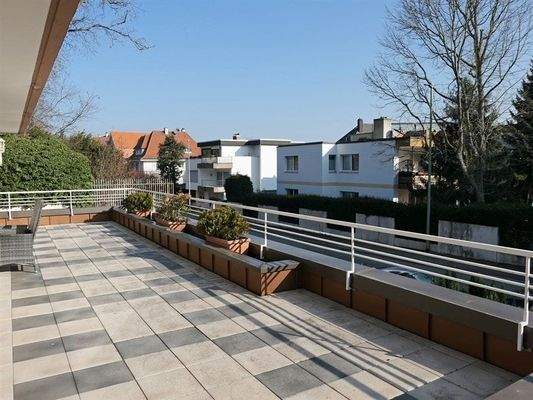 großzügige Terrasse