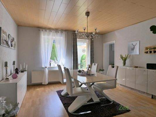 Esstisch vor dem Gartenausgang