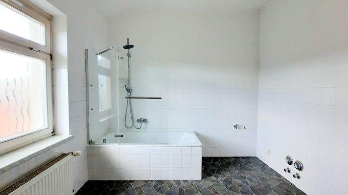 Helles Badezimmer mit Wanne