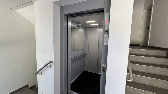 Treppenhaus mit Fahrstuhl