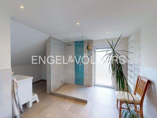 Großes Wellnessbad im OG mit XXL- Dusche