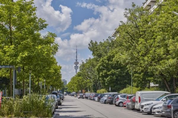Rümannstraße mit Blick zum Olympiaturm