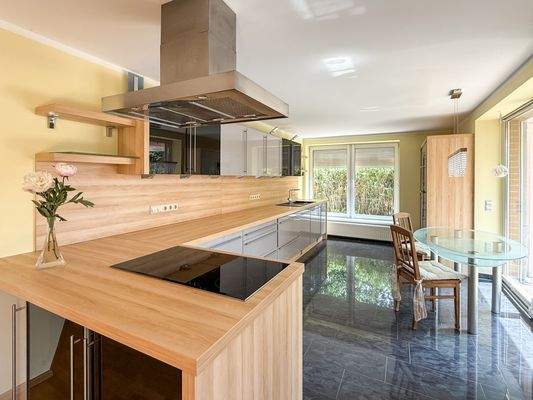 großzügige Küche mit Essplatz 