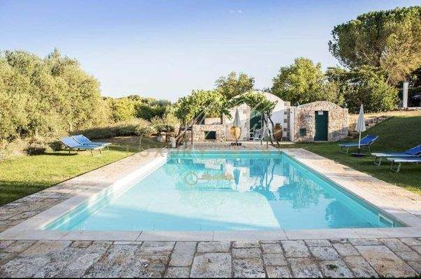 Ostuni – herrliches Areal mit Trulli und Pool