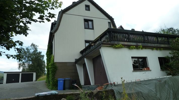 Haus mit Garage und Terrasse