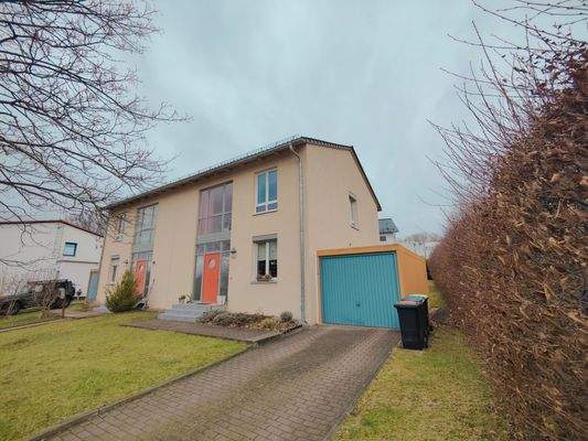 Vorderseite mit Garage