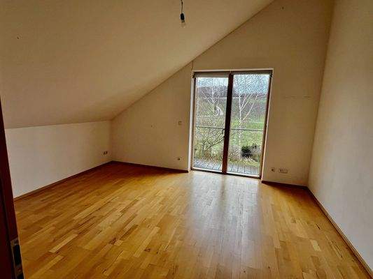 alle mit bodentiefen Fenstern und Balkon