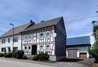 Straßenansicht mit Hofeinfahrt