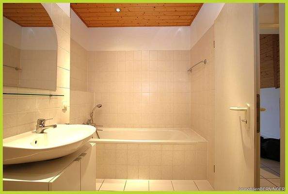 Badezimmer mit Wanne und Dusche