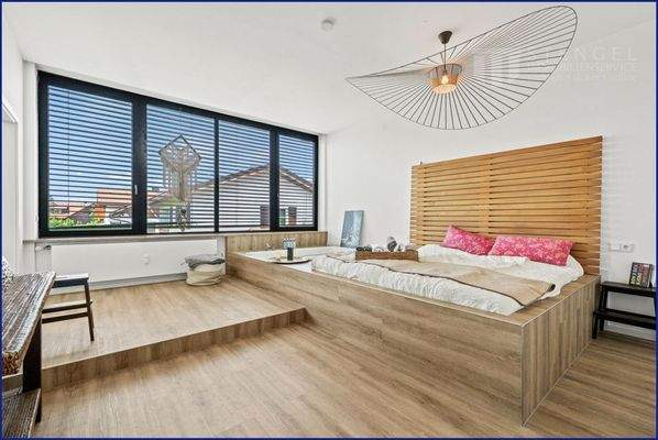 Schlafzimmer mit Badenwanne und Ankleide