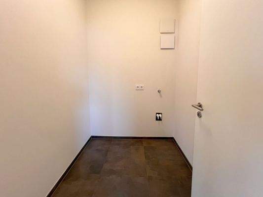 Abstellraum mit Waschmaschinenanschluss