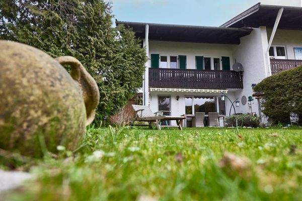 Garten mit  nicht einsehbarer Sonnen-Terrasse