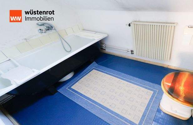 Badezimmer m. Wanne im DG