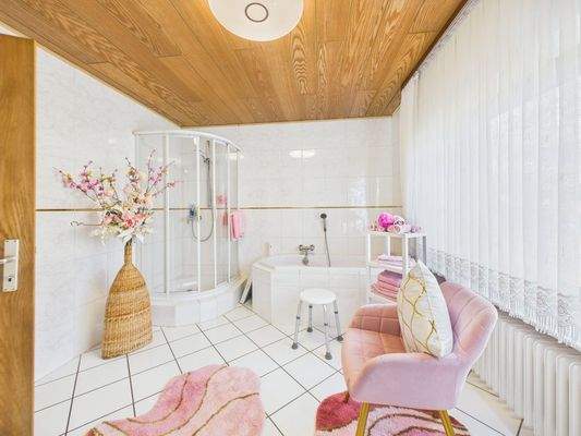 Badezimmer mit Dusche und Badewanne